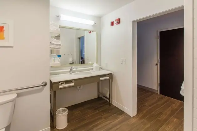 Oda, 1 En Büyük (King) Boy Yatak, Engellilere Uygun (mob/hearing acc w/ roll-in shower)