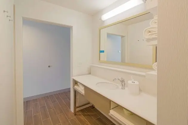 Oda, 1 En Büyük (King) Boy Yatak ve Çekyat, Buzdolabı ve Mikrodalga (Shower)