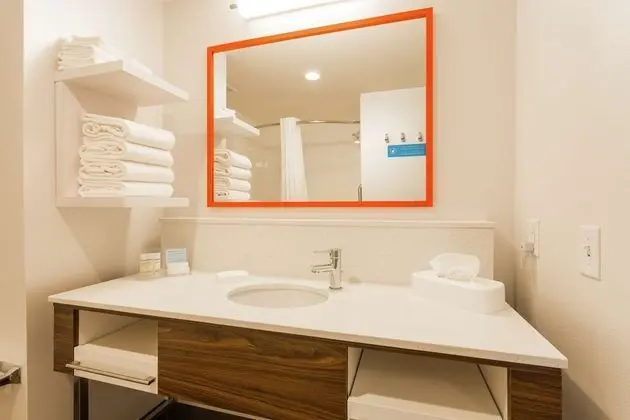 Oda, 2 Büyük (Queen) Boy Yatak, Engellilere Uygun (Mobility & Hearing, Roll-in Shower)