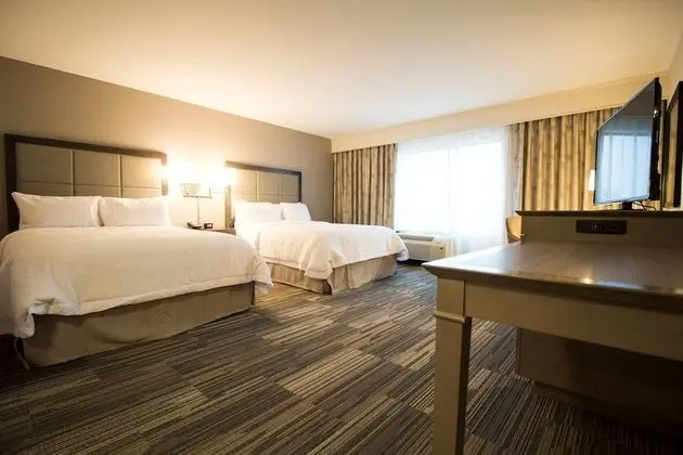 Oda, 2 Büyük (Queen) Boy Yatak, Engellilere Uygun (Mobility & Hearing, Roll-in Shower)