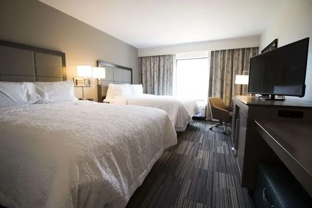 Oda, 2 Büyük (Queen) Boy Yatak, Engellilere Uygun (Mobility & Hearing, Roll-in Shower)