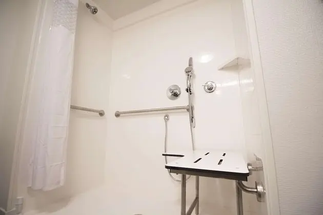 Oda, 2 Büyük (Queen) Boy Yatak, Engellilere Uygun (Mobility & Hearing, Roll-in Shower)