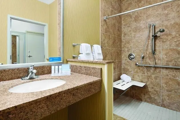 Oda, 2 Büyük (Queen) Boy Yatak, Engellilere Uygun (Roll-in Shower)