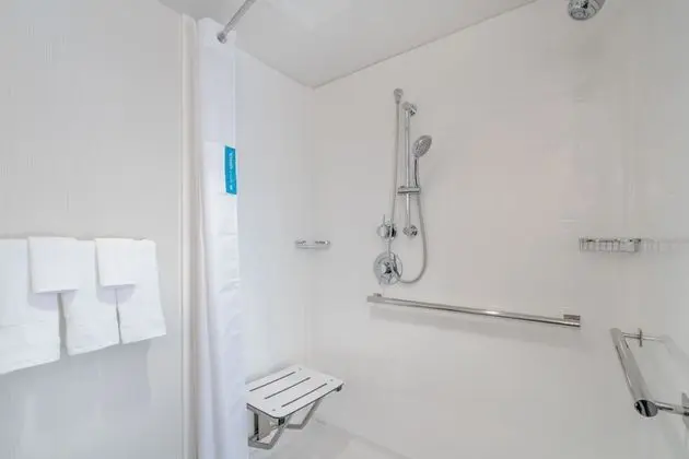 Oda, 1 En Büyük (King) Boy Yatak, Engellilere Uygun (Mobility & Hearing, Roll-in Shower)