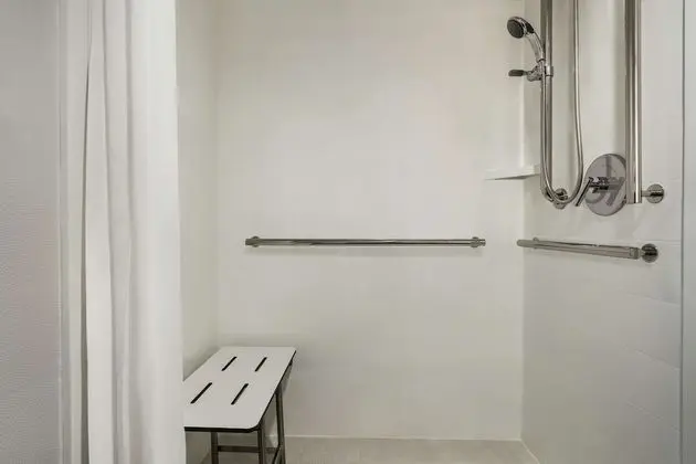 Oda, 2 Çift Kişilik Yatak, Engellilere Uygun, Sigara İçilmez (Roll-In Shower, Mobility & Hearing)