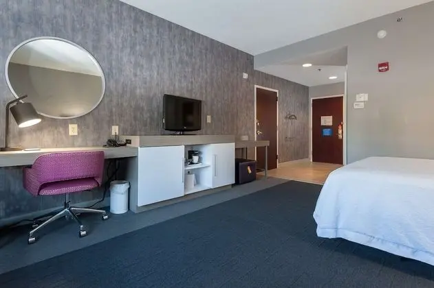 Oda, 1 Büyük (Queen) Boy Yatak, Sigara İçilmez (Mobility Hearing Accessible w/ Tub)