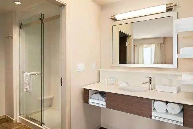 Stüdyo, 1 En Büyük (King) Boy Yatak ve Çekyat, Buzdolabı ve Mikrodalga (With Wet Bar)