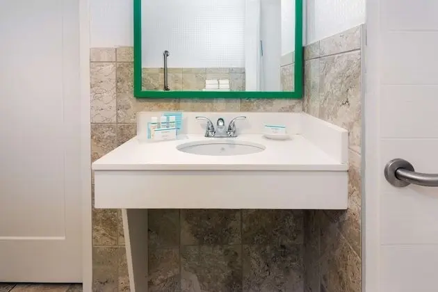 Standard Oda, 2 Büyük (Queen) Boy Yatak, Engellilere Uygun, Sigara İçilmez (Tub)