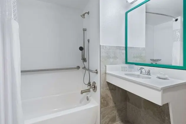 Standard Oda, 2 Büyük (Queen) Boy Yatak, Engellilere Uygun, Sigara İçilmez (Tub)