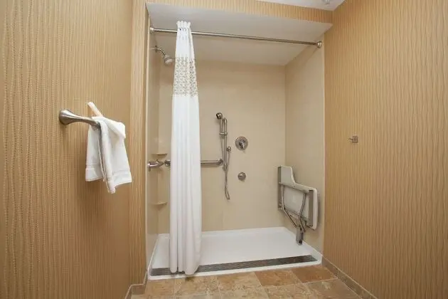 Oda, 1 En Büyük (King) Boy Yatak, Engellilere Uygun, Sigara İçilmez (Roll-In Shower)