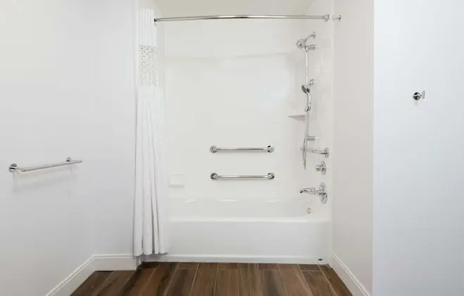 Oda, 2 Büyük (Queen) Boy Yatak, Engellilere Uygun, Köşe (Mobility, Bathtub)
