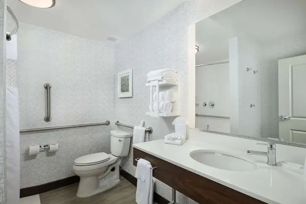 Oda, 1 En Büyük (King) Boy Yatak, Engellilere Uygun (Mobility & Hearing, Roll-in Shower)