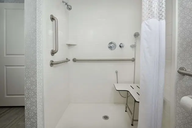 Oda, 1 En Büyük (King) Boy Yatak, Engellilere Uygun (Mobility & Hearing, Roll-in Shower)