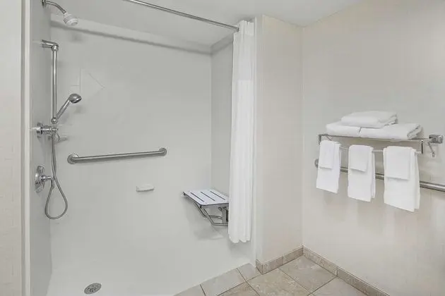 Oda, 1 En Büyük (King) Boy Yatak, Engellilere Uygun (Roll-In Shower, Mobility & Hearing)