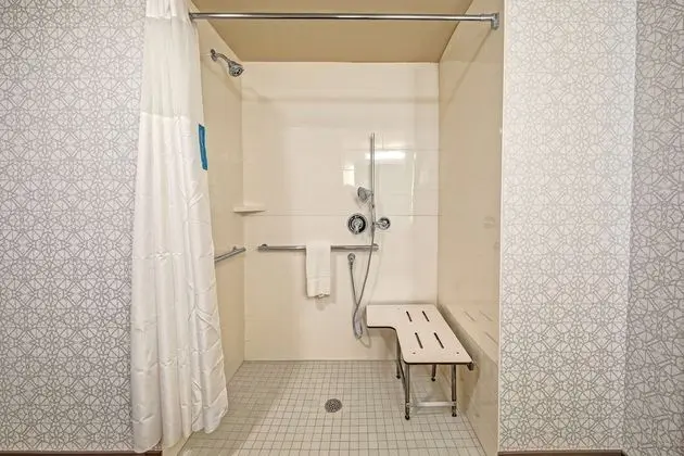 Oda, 1 En Büyük (King) Boy Yatak, Engellilere Uygun (Mobility & Hearing, Roll-in Shower)