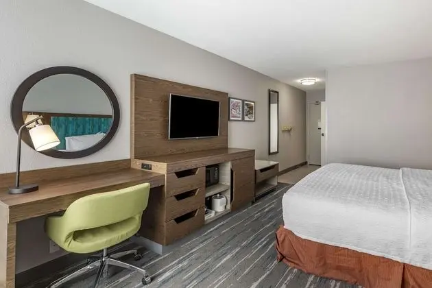 Oda, 1 En Büyük (King) Boy Yatak, Engellilere Uygun (Roll-In Shower)