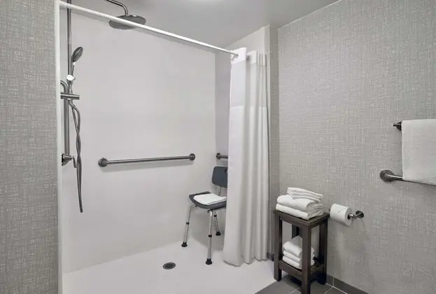 Oda, 1 En Büyük (King) Boy Yatak, Engellilere Uygun (Mobility & Hearing, Roll-in Shower)