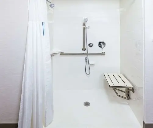 Oda, 2 Büyük (Queen) Boy Yatak, Engellilere Uygun (Roll-In Shower, Mobility & Hearing)