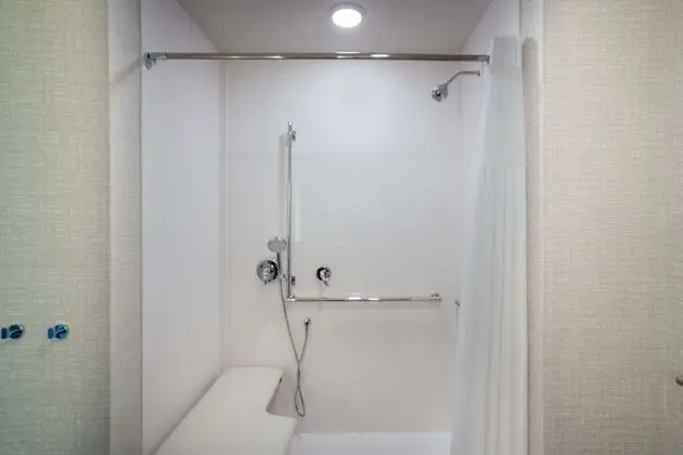 Oda, 1 En Büyük (King) Boy Yatak, Engellilere Uygun (Mobility & Hearing, Roll-in Shower)