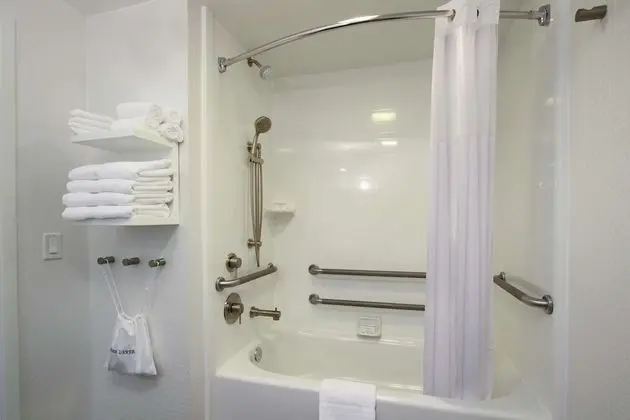 Oda, 2 Büyük (Queen) Boy Yatak, Engellilere Uygun, Sigara İçilmez