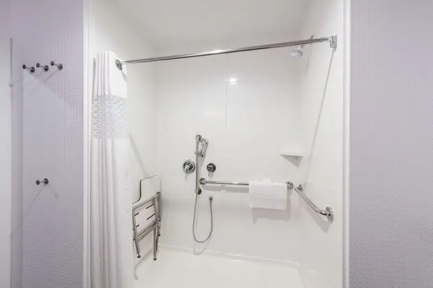 Oda, 2 Büyük (Queen) Boy Yatak, Engellilere Uygun, Sigara İçilmez (Rollin Shower)