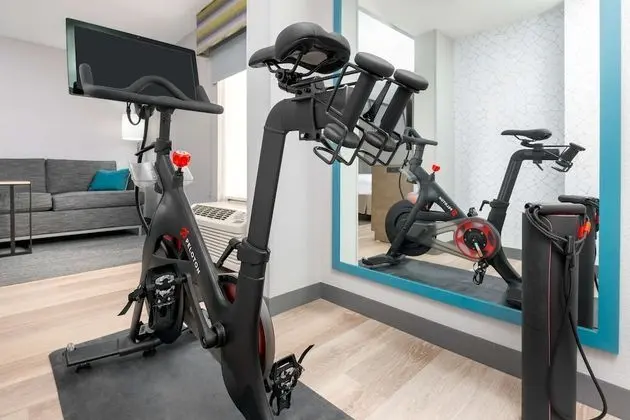 Oda, 1 En Büyük (King) Boy Yatak ve Çekyat (Peloton)