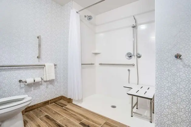 Oda, 1 En Büyük (King) Boy Yatak, Engellilere Uygun (Roll-In Shower)