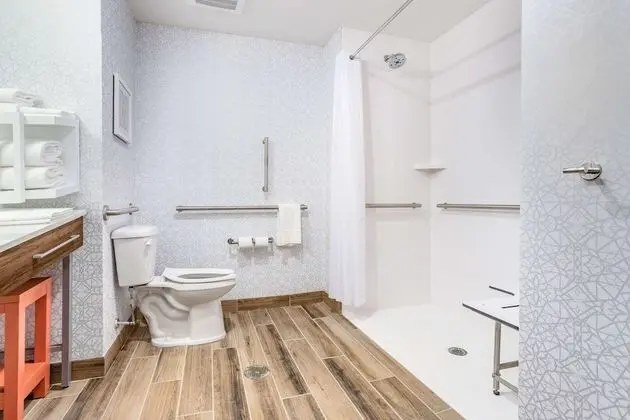 Oda, 1 En Büyük (King) Boy Yatak, Engellilere Uygun (Roll-In Shower)