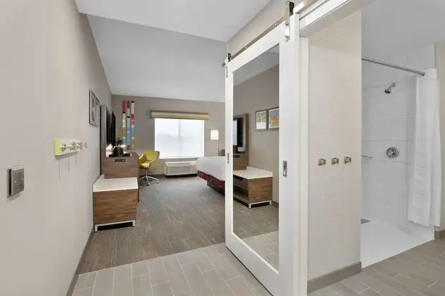 Oda, 1 En Büyük (King) Boy Yatak, Engellilere Uygun (Roll-In Shower)