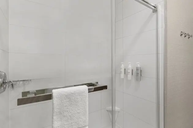 Oda, 1 En Büyük (King) Boy Yatak, Engellilere Uygun (Roll-In Shower)