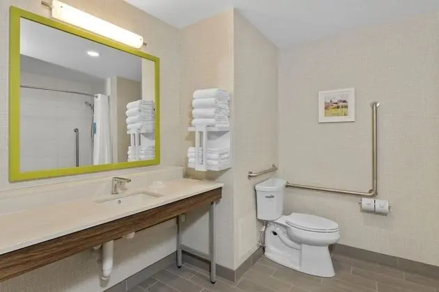 Oda, 1 En Büyük (King) Boy Yatak, Engellilere Uygun (Roll-In Shower)