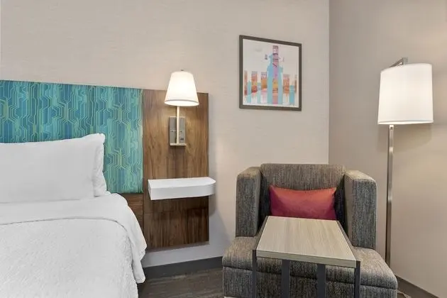 Oda, 2 Büyük (Queen) Boy Yatak, Buzdolabı ve Mikrodalga