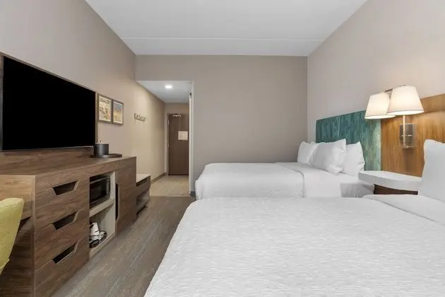 Oda, 2 Büyük (Queen) Boy Yatak, Buzdolabı ve Mikrodalga