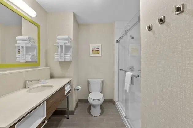 Oda, 2 Büyük (Queen) Boy Yatak, Buzdolabı ve Mikrodalga