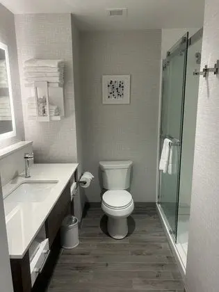 Oda, 2 Büyük (Queen) Boy Yatak, Buzdolabı ve Mikrodalga