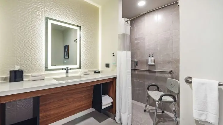 Oda, 1 Büyük (Queen) Boy Yatak, Engellilere Uygun (3x3 Shower)