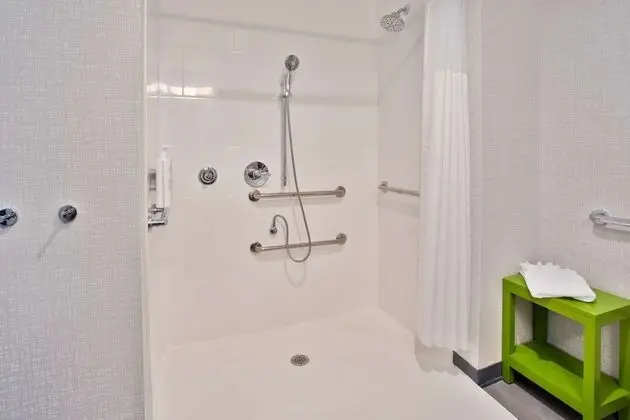 Oda, 1 En Büyük (King) Boy Yatak, Engellilere Uygun (Roll-In Shower)