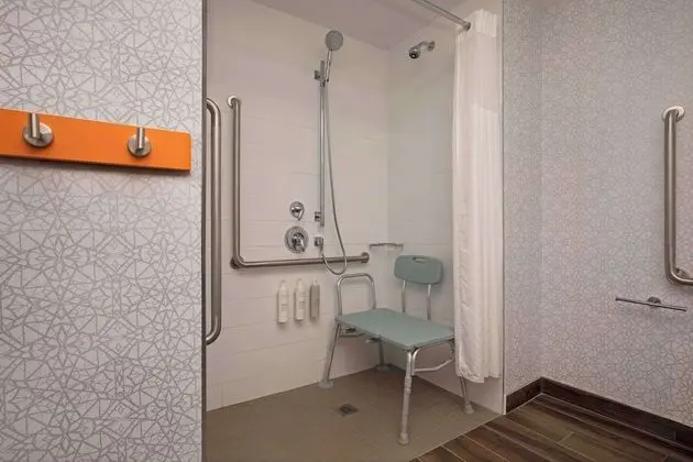 Oda, 1 En Büyük (King) Boy Yatak, Engellilere Uygun (Mobility & Hearing, Roll-In Shower)