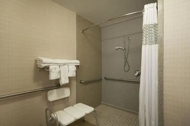 Oda, 2 Büyük (Queen) Boy Yatak, Engellilere Uygun (Roll-In Shower, Mobility & Hearing)