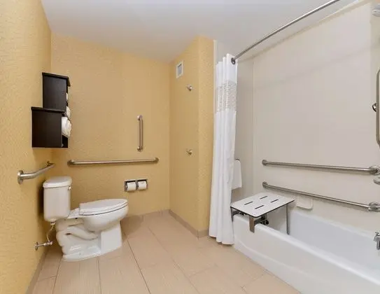 2 Queens, Mobile Accessible with Tub