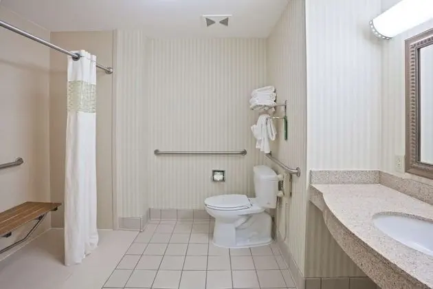 Oda, 2 Büyük (Queen) Boy Yatak, Engellilere Uygun, Sigara İçilmez