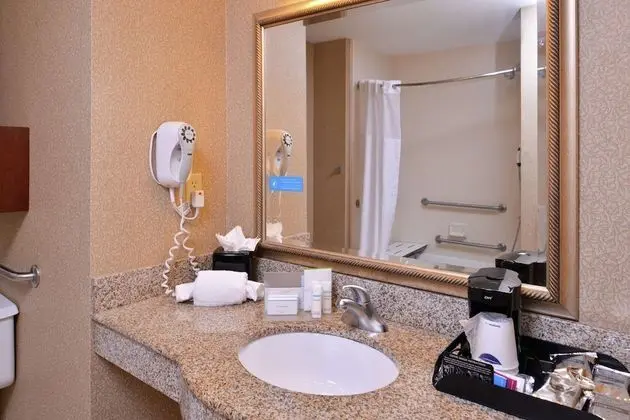 Oda, 2 Büyük (Queen) Boy Yatak, Engellilere Uygun, Sigara İçilmez