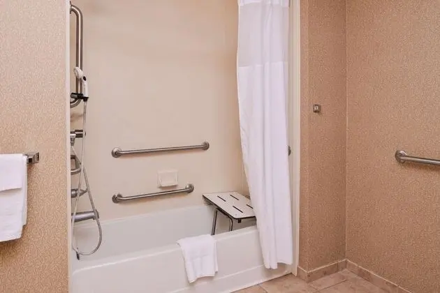 Oda, 2 Büyük (Queen) Boy Yatak, Engellilere Uygun, Sigara İçilmez