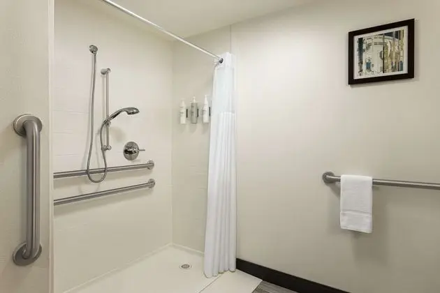 Oda, 1 Büyük (Queen) Boy Yatak, Engellilere Uygun, Sigara İçilmez (Roll In Shower)