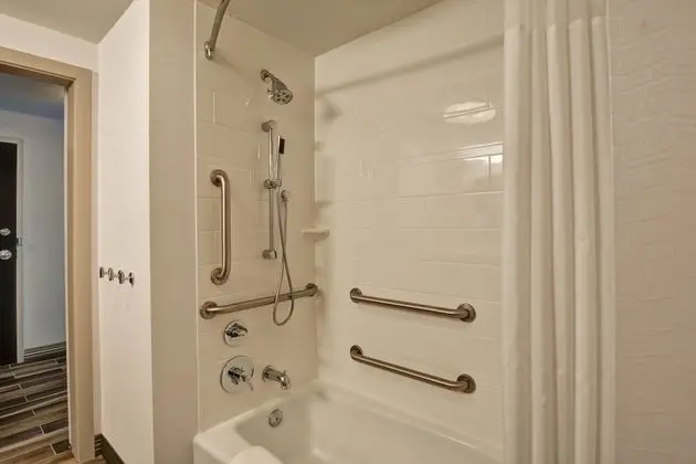 Oda, 1 En Büyük (King) Boy Yatak, Engellilere Uygun (mob/hearing acc w/ roll-in shower)