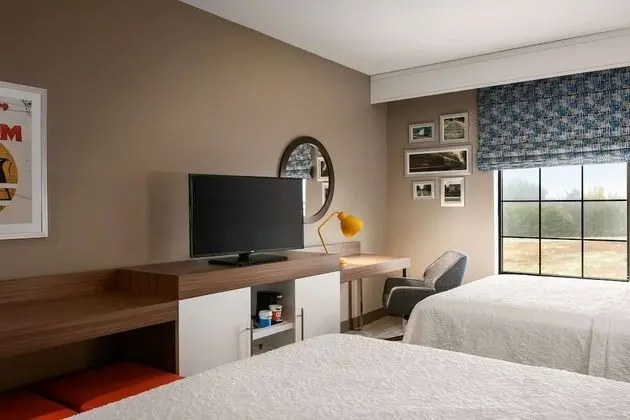 Oda, 2 Büyük (Queen) Boy Yatak, Buzdolabı (Bathtub)