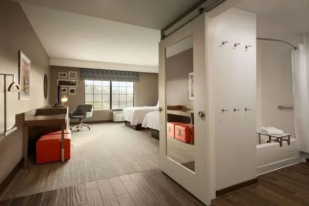 Oda, 2 Büyük (Queen) Boy Yatak, Buzdolabı (Bathtub)