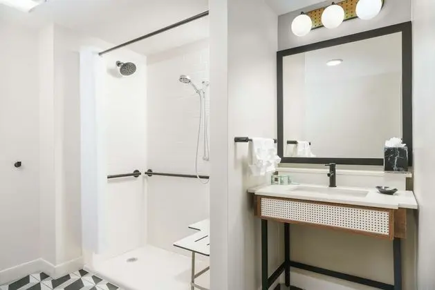 Oda, 2 Büyük (Queen) Boy Yatak, Engellilere Uygun (Roll-In Shower, Mobility & Hearing)