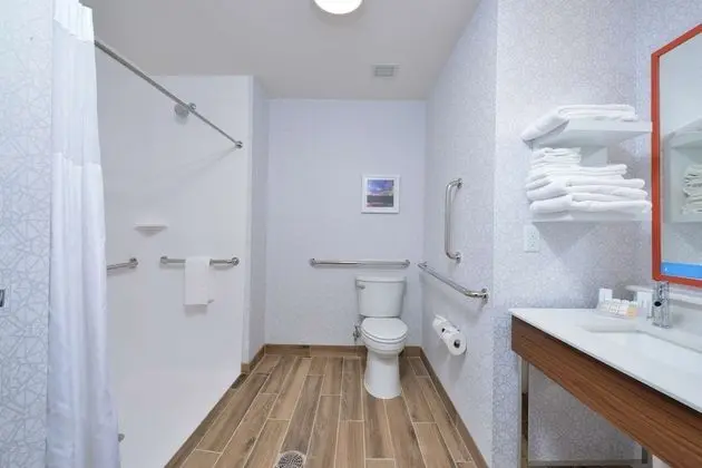 Oda, 1 En Büyük (King) Boy Yatak, Engellilere Uygun, Küvet (Mobility & Hearing)