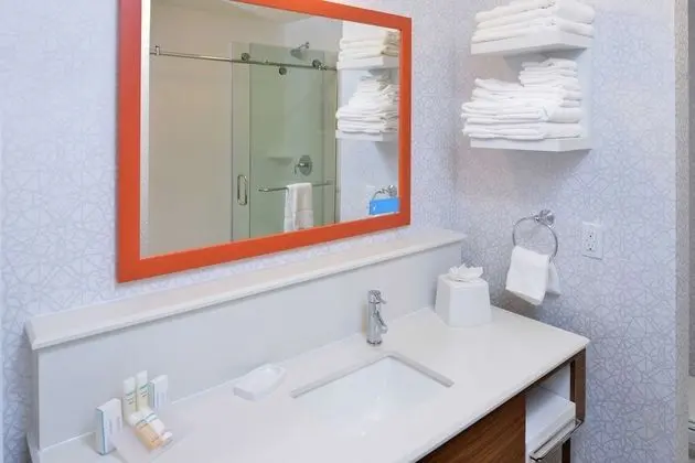 Oda, 1 En Büyük (King) Boy Yatak ve Çekyat, Buzdolabı ve Mikrodalga